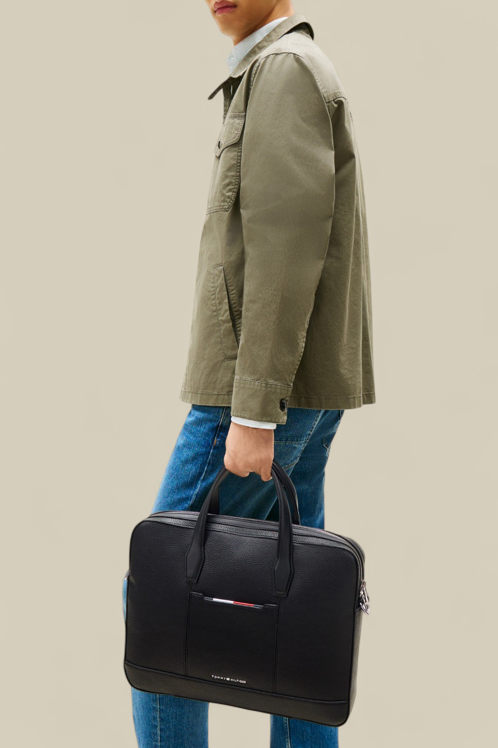 תמונת כל הלוק של תיק נשיאה